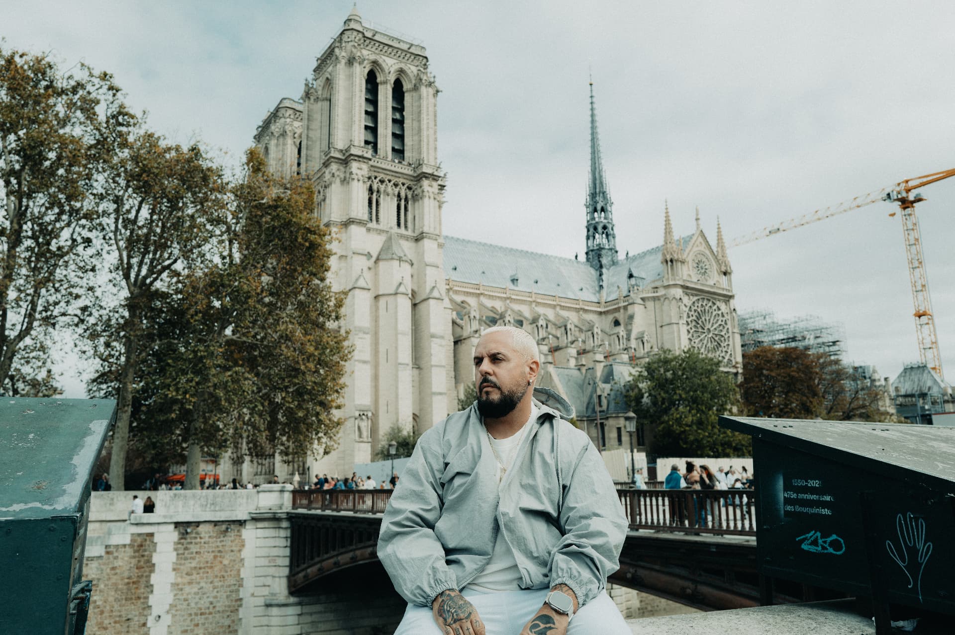 Marc Isla assis devant Notre-Dame de Paris